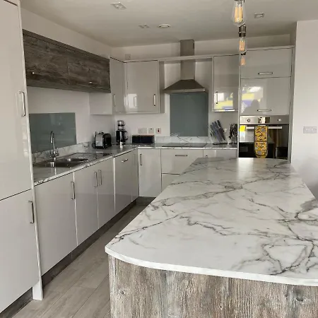 2 Bedroom In Town Centre Apartment *
