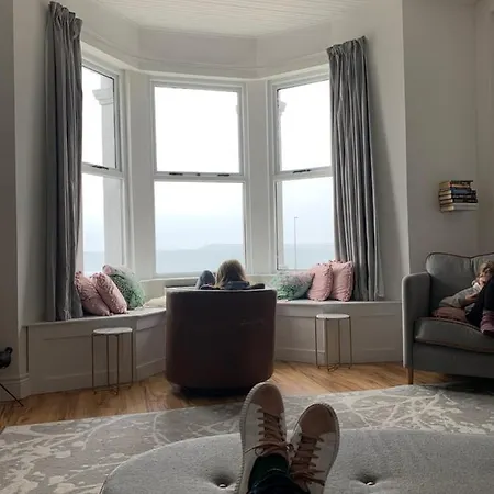Stunning 3 Bed Seafront Mansion Building Sleeps 6 Adults Or 8 With Kids *