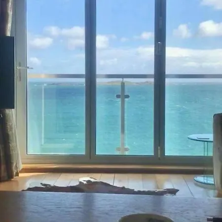 Blue Pool View Apartment *