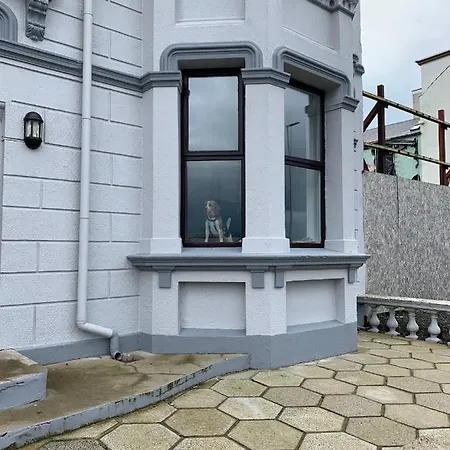 Apartment Stunning 3 Bed Seafront Mansion Building Sleeps 6 Adults Or 8 With Kids *