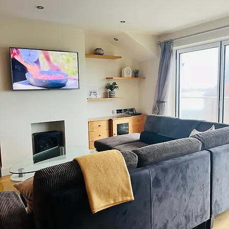 Penthouse - Town Centre, Sea Views, Secure Parking * Portrush