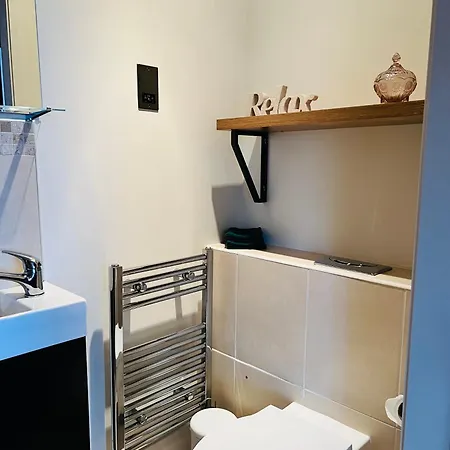 Penthouse - Town Centre, Sea Views, Secure Parking *