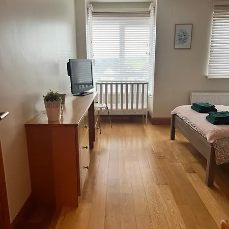 Apartment Penthouse - Town Centre, Sea Views, Secure Parking *