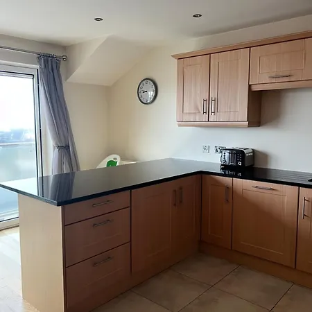Penthouse - Town Centre, Sea Views, Secure Parking