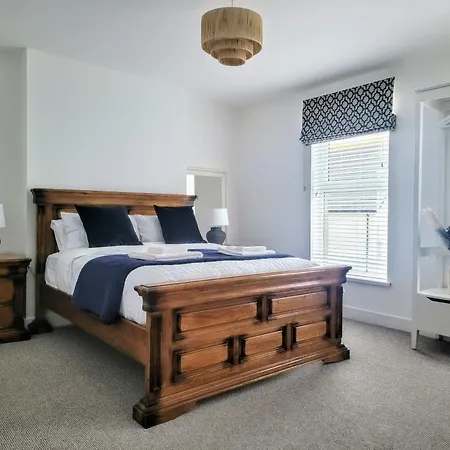 Sandy Beaches - Steps From & Dining Holiday home *