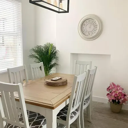 Sandy Beaches - Steps From & Dining * Portrush