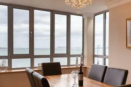 Blue Pool View Apartment