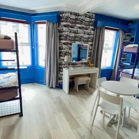 Portrush Holiday Hostel Guesthouse *
