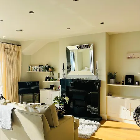 Town Centre, Luxury Apartment, Sea Views, Balcony, Secure Parking *