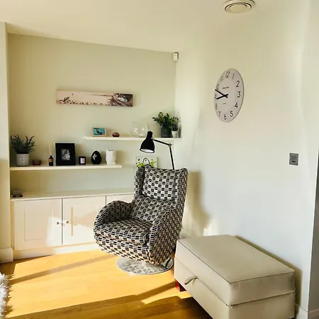 Town Centre, Luxury Apartment, Sea Views, Balcony, Secure Parking *