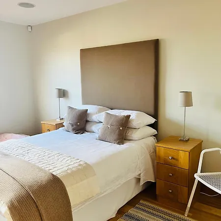 Town Centre, Luxury Apartment, Sea Views, Balcony, Secure Parking Apartment *